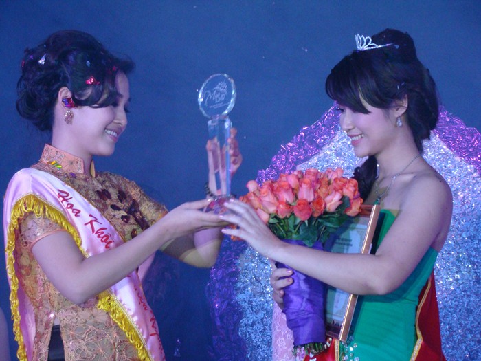 Hoa khôi Ngoại giao 2010 Tố Quyên trao lại vương miện và cúp chiến thắng cho Nguyễn Thị Vân Anh